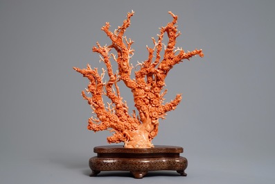 Un groupe figurant un arbre aux oiseaux en corail rouge sculpt&eacute; sur socle incrust&eacute;, Chine, 19/20&egrave;me